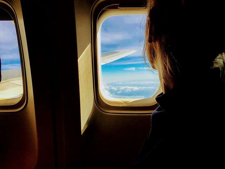 Schülerin Flugzeug Sitzplatz Fenster Luft Wolken