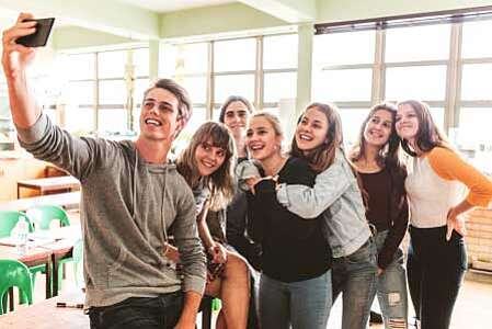 Schülergruppe Klassenzimmer Selfie Freunde High School