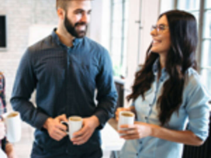 Erwachsene Kaffeepause Bildungsurlaub