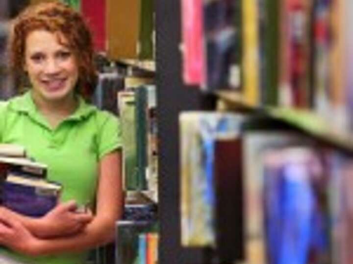 Mädchen Bücherregale Bücherei 