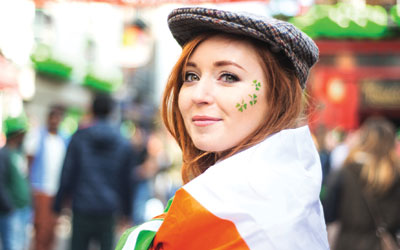 Schülerin Irland irische Flagge St. Patricks Day