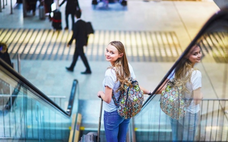 Schülerin Rolltreppe Flughafen Koffer Anreise Sprachreise