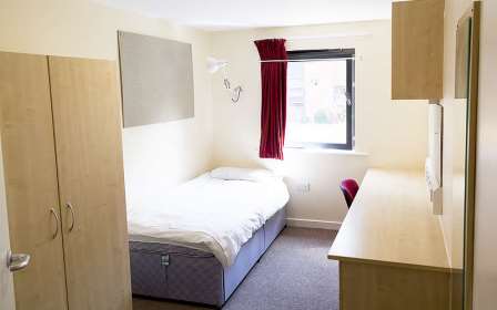 Sprachreise Schüler Eastbourne England Einzelzimmer Apartment Residenz Bett Schrank schlafen Fenster