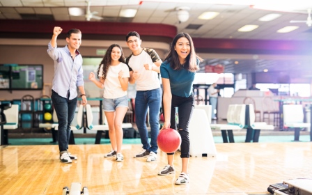 Jugendliche Bowling Freizeit Programm