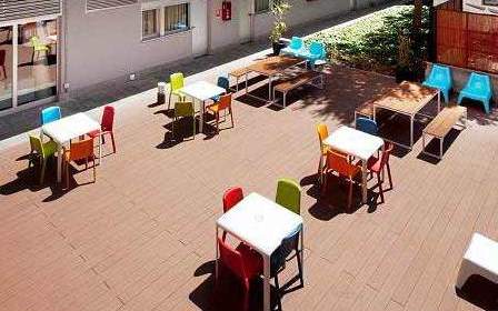 Terrasse Unterkunft Sprachreise Schüler Spanien Barcelona Sommer Tische Stühle