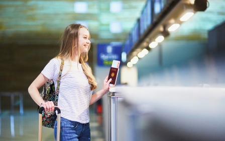 Schülerin Schalter Flughafen Reisepass Check-In