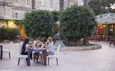 Terrasse Malta Sprachreise Außenbereich Schüler Tisch Stühle