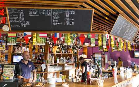 Bar Theke Getränke Sprachreise Erwachsene Malta