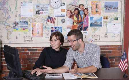 Sprachschule Boston Mitarbeiter zwei Schreibtisch Bildschirm USA