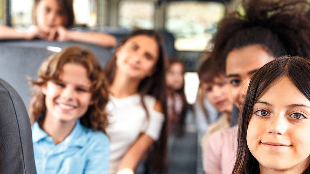 Schulklasse Klassenfahrt Bus Ausflug Kinder Jugendliche Spaß