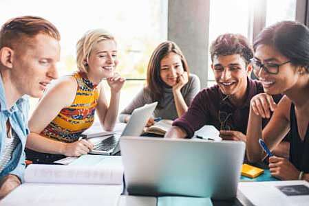 Schüler Lerngruppe Tisch Laptop High School Auslandsjahr Privatschulen