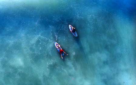 Surfing Meer Wasser zwei Schüler Sprachreisen Freizeitprogramm Strand